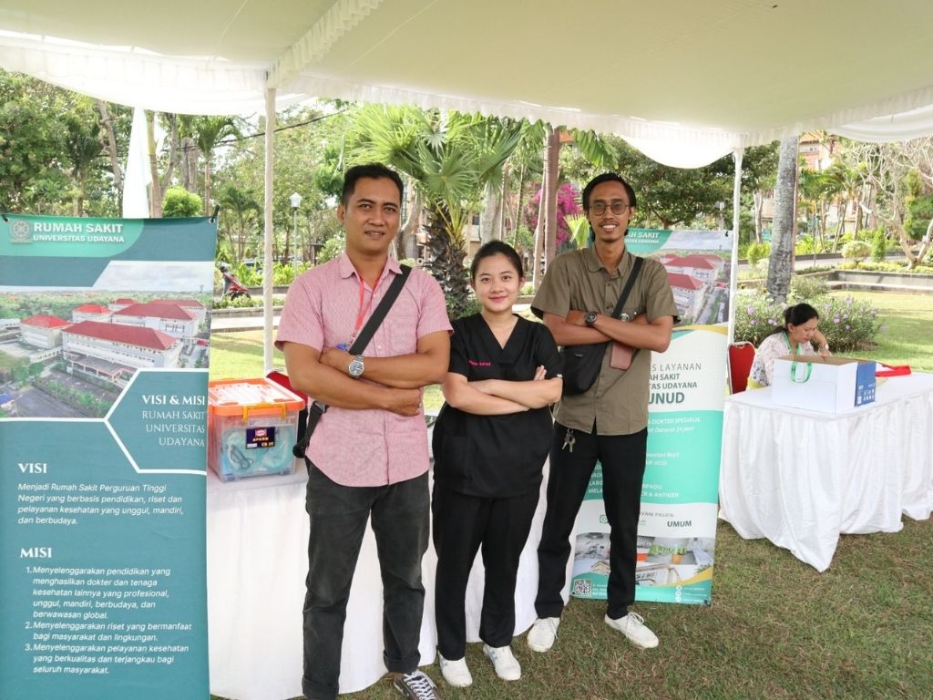 Tim Medis dan Ambulance dalam acara Seminar Bhakti Desa Dies Natalis UNUD