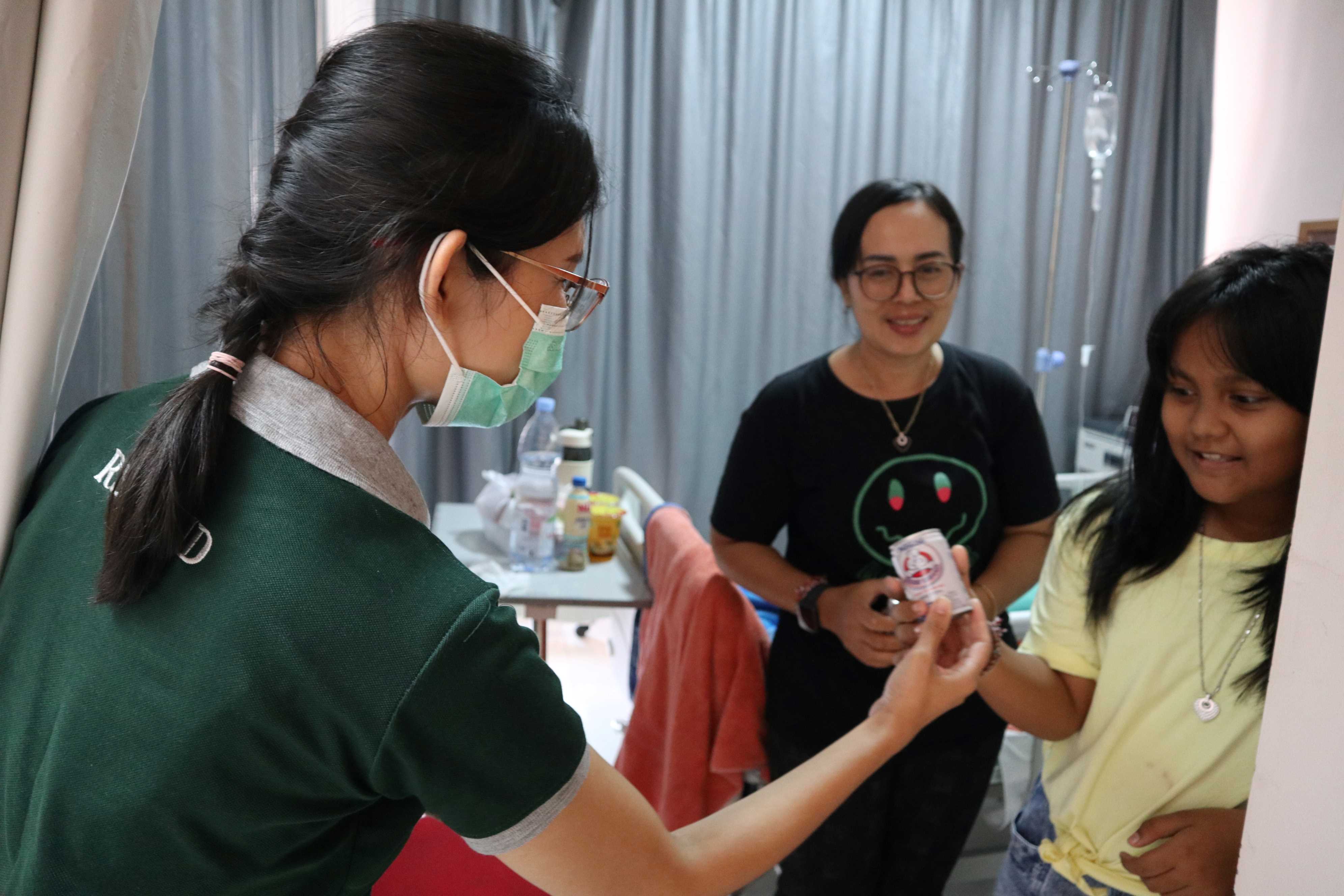 Sambut Hari Pangan Sedunia, RS UNUD Bagikan Susu Kepada Pasien dan Pengunjung